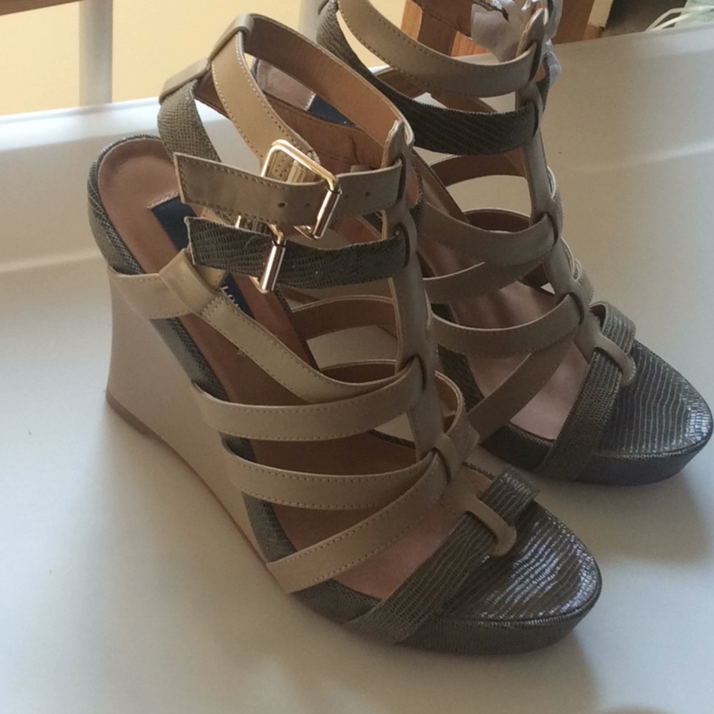 Ann Taylor Beige &grey strapped, wedged Sandals 7